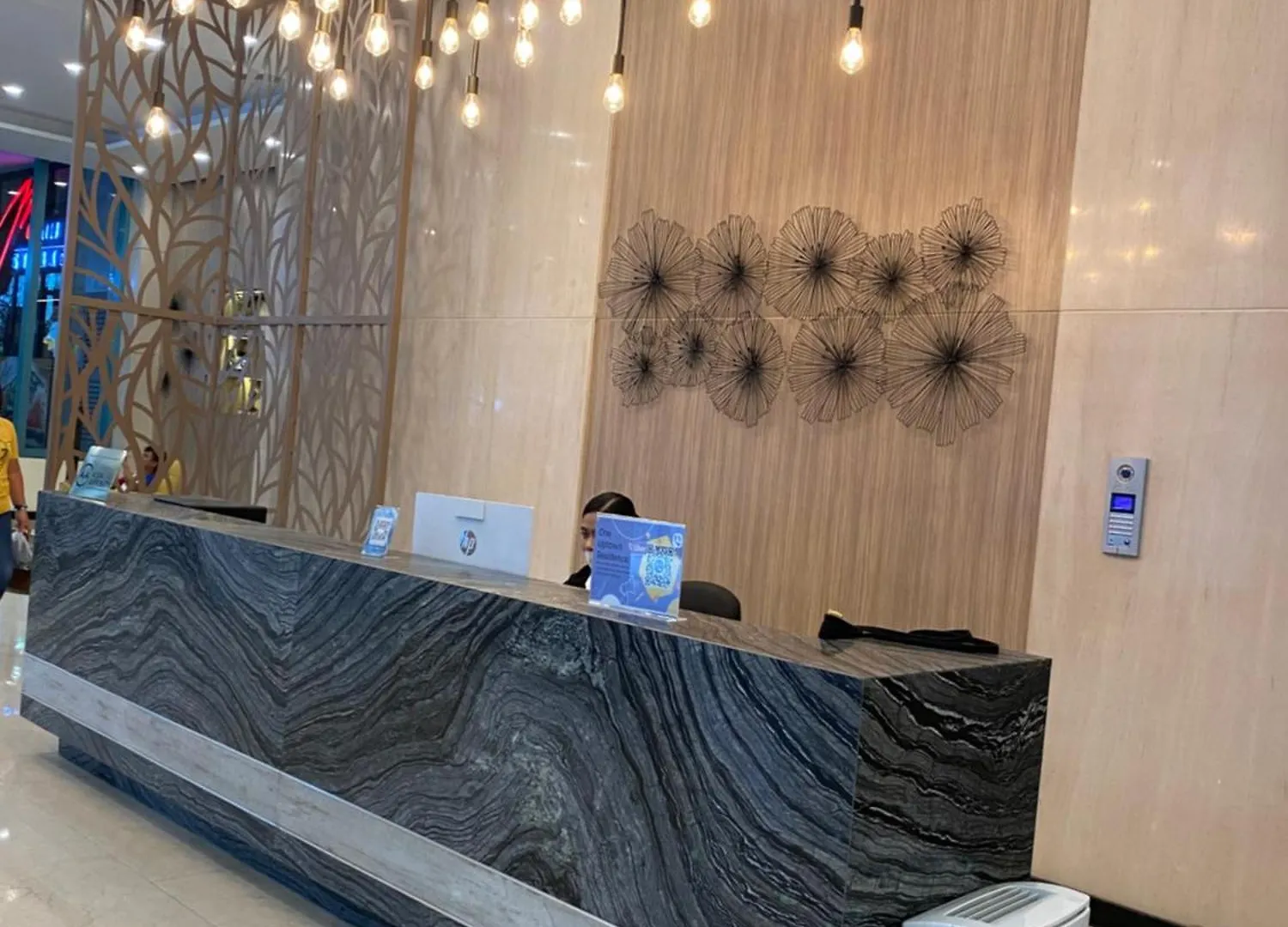1 Bedroom Uptown Bgc Across Uptown Mall Manila Apartment